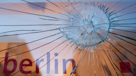 Das Bürgerbüro des SPD-Politiker Ralf Wieland in Gesundbrunnen war erneut Ziel einer Attacke. Unser Bild zeigt eine Beschädigung einer Attacke aus dem Januar.