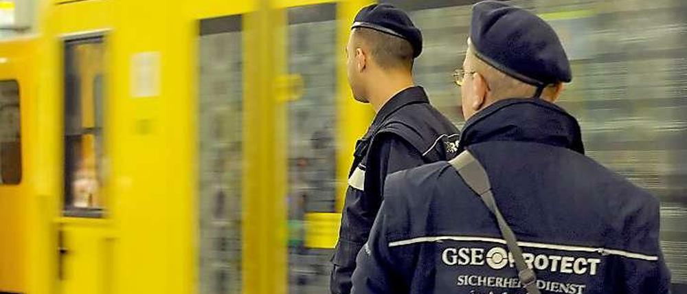 Zwei Mitarbeiter der BVG wurden in der Nacht auf Donnerstag in Berlin attackiert und verletzt.