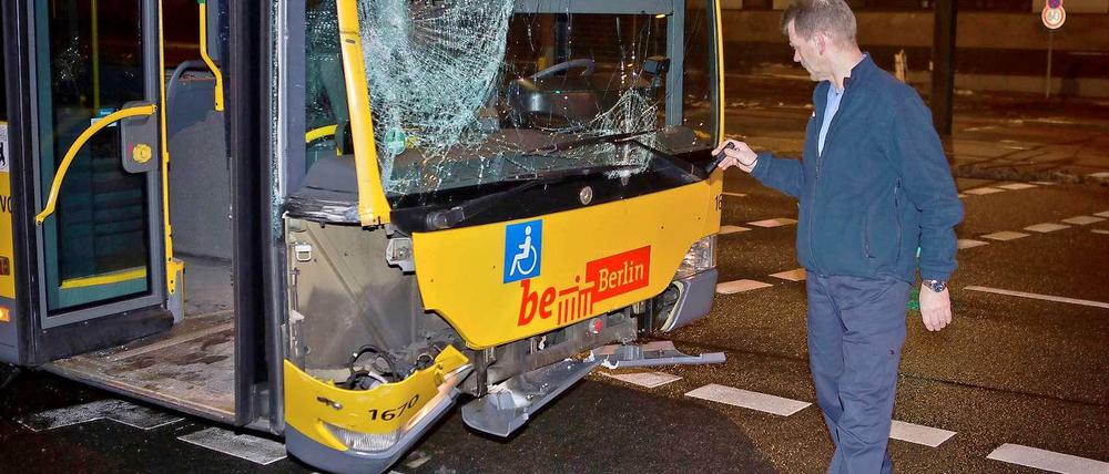 Ende einer bizarren Fahrt: In der Rhinstraße konnten Polizisten den Bus stoppen.