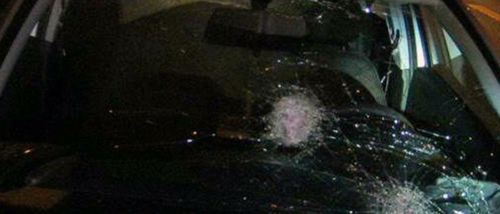Die Polizei veröffentlichte Fotos eines beschädigten Polizeiautos.