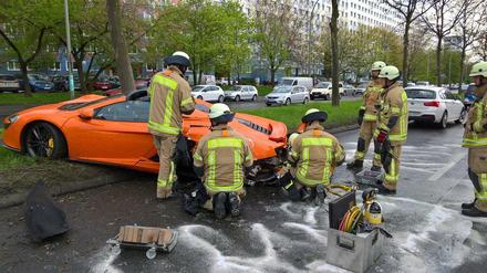 Die Feuerwehr muss das Auto bergen und ausgelaufenes Öl binden. 