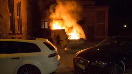 Ein Container mit Bauschutt brennt in der Liebigstraße, nachdem zuvor Polizeikräfte eine Protestkundgebung an dem Ort geräumt hatten.