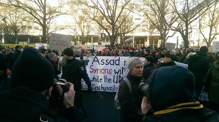 Demonstranten vor der Russischen Botschaft