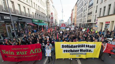 Zahlreiche Menschen demonstrierten in Berlin gegen Rechts.