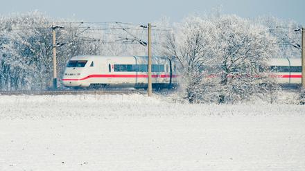 So hatten sich die Reisenden ihr Fahrt vorgestellt. Ein ICE gleitet majestätisch durch eine winterliche Landschaft (Archivbild).