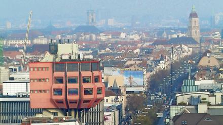Die Schloßstraße in Berlin-Steglitz mit Blick auf den Bierpinsel und das Rathaus Friedenau.