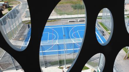 Blick aus einer Zelle auf den neuen Sportplatz.