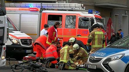 Sanitäter der Feuerwehr versorgen die verletzte Radfahrerin.