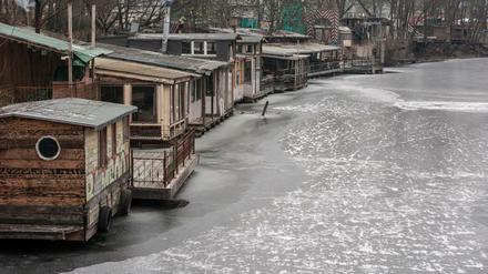 Die Holzhäuser am Landwehrkanal in Berlin sind inzwischen fast von einer Eisschicht umgeben. 