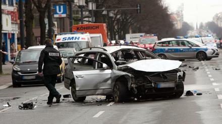 An diesem Wagen gab es während der Fahrt eine Explosion - der Fahrer verstarb noch am Unfallort in unmittelbarer Nähe der Deutschen Oper.