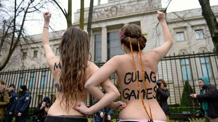 Portest gegen Olympia: Femen-Aktivisitnnen vor der russischen Botschaft Unter den Linden.