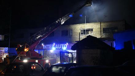 Einsatzkräfte der Feuerwehr löschen am 05.09.2016 in Berlin einen Brand in einem zum Abriss bestimmten Gebäude in Wedding. 