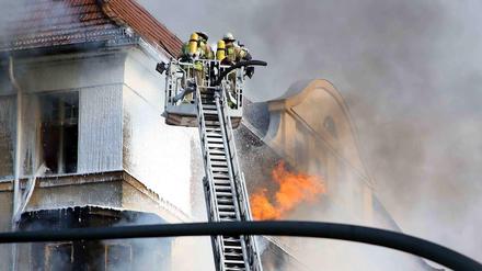 Das Feuer brach im dritten Stock des Altbaus in Schöneberg aus und griff auf den vierten über. 