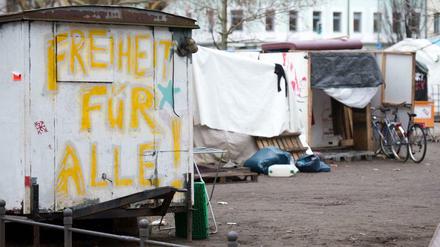 Am 17. Juni 2013 gab es eine Messerstecherei am Flüchtlingscamp auf dem Oranienplatz, die jetzt vor Gericht verhandelt wird.