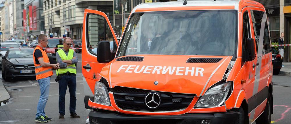Ein Notarztwagen der Berliner Feuerwehr waran einem Unfall auf der Kreuzung Friedrichstraße Ecke Mohrenstraße in Berlin-Mitte beteiligt.
