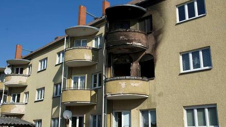 Die rußgeschwärzte Fassade des Hauses im Büchsenweg in Berlin-Reinickendorf. 