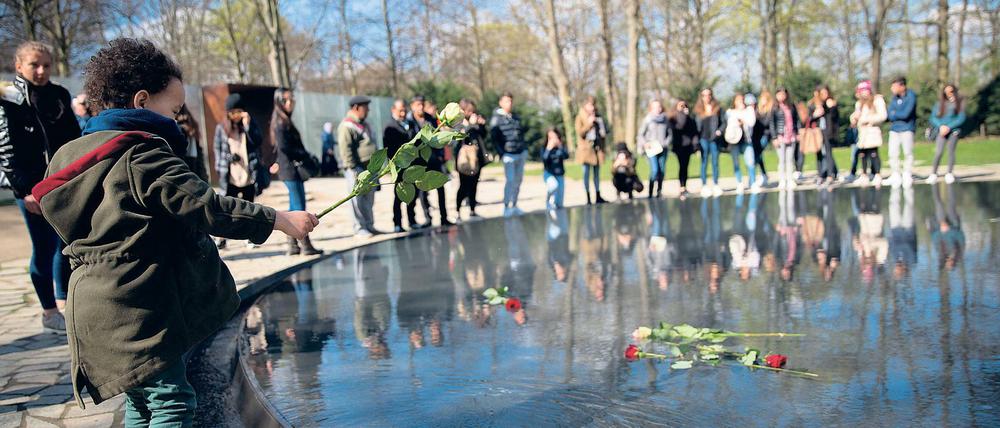 Im Tiergarten gibt es eine Gedenkstätte für die in der Zeit des Nationalsozialismus ermordeten Sinti und Roma. Das Denkmal wurde nach einem Entwurf des Künstlers Dani Karavan gestaltet. 
