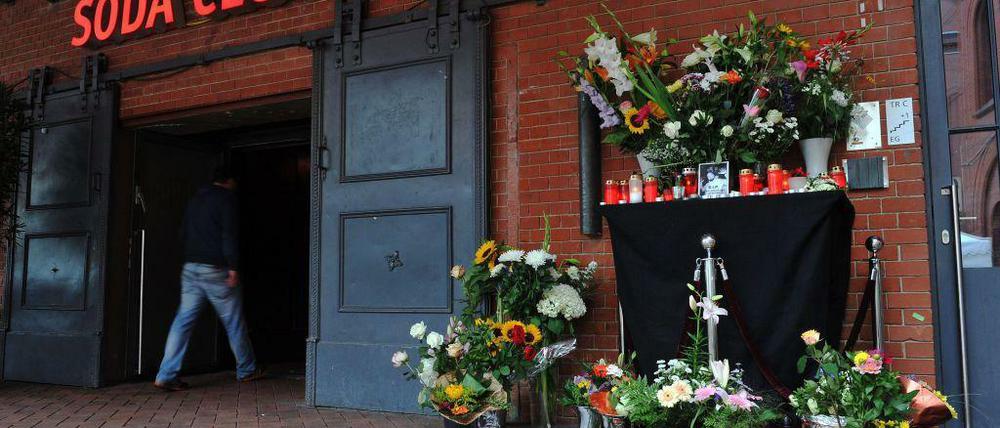 Soda Club in Prenzlauer Berg: Blumen und Kerzen in Gedenken an den ermordeten Türsteher. 