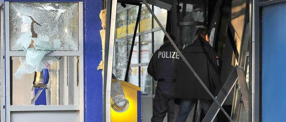 In Wittenau ist in der Nacht zu Mittwoch ein Geldautomat gesprengt worden, Trümmerteile flogen durch die Schaufenster auf den Gehweg.