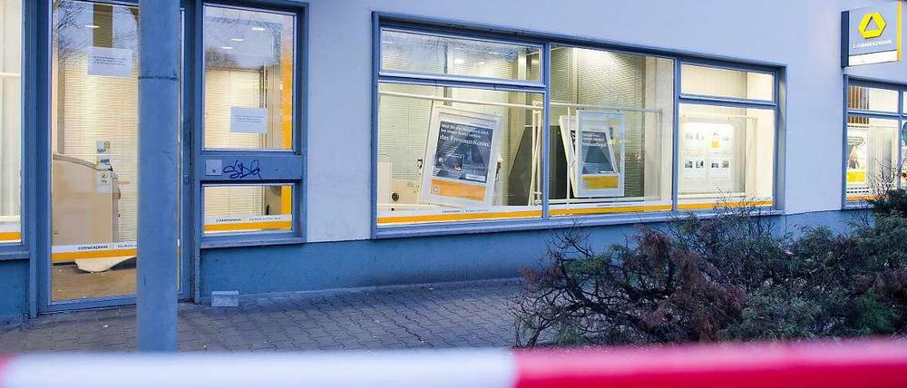 In dieser Commerzbank-Filiale in der Kiepertstraße wurde der Geldautomat gesprengt.