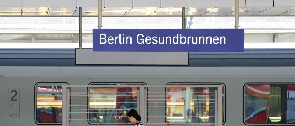 Wegen zwei verdächtigen Gepäckstücken hat die Bundespolizei den Bahnhof Gesundbrunnen für den Regional- und Fernverkehr gesperrt.