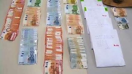 37.000 Euro fanden die Beamten in der "Bunkerwohnung" - mutmaßlicher Handelserlös.