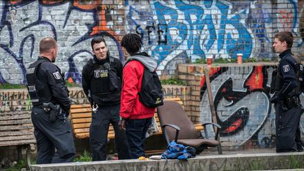 Polizisten durchstreifen regelmäßig den Görlitzer Park, um den Drogenhandel zurückzudrängen.