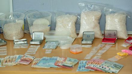 Das Landeskriminalamt präsentiert den Fund: Crystal Meth, andere Drogen und Bargeld.