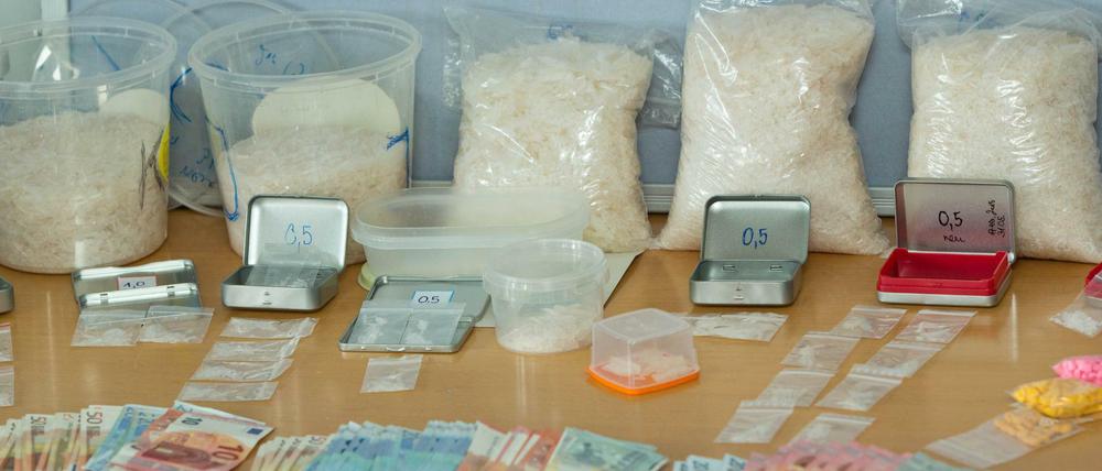 Das Landeskriminalamt präsentiert den Fund: Crystal Meth, andere Drogen und Bargeld.