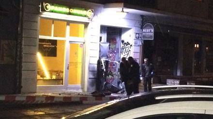 Polizisten bei der Untersuchung des Tatorts in der Skalitzer Straße. Der Geldautomat befand sich zwischen einer Fahrschule und einem Hauseingang.