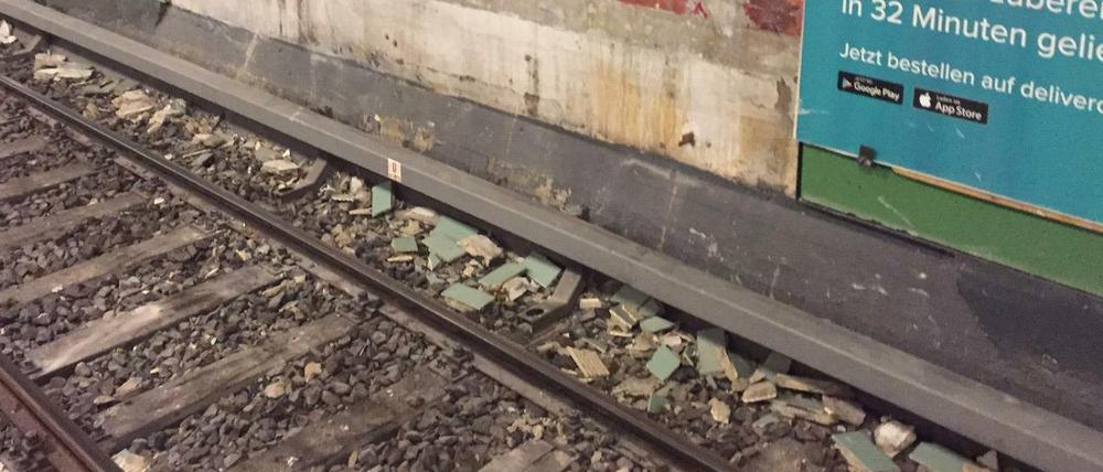 Fliesen auf den Gleisen. Im U-Bahnhof Gneisenaustraße fielen Wandteile herab und beschädigten einen einfahrenden Zug. Eine Scheibe barst. Zur Sicherheit wurde dann die gesamte betroffene Wandfläche freigeklopft.