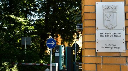 Der Schriftzug "Krankenhaus des Maßregelvollzugs" an einem Eingang der Karl-Bonhoeffer-Nervenklinik in Berlin-Reinickendorf zu sehen. 