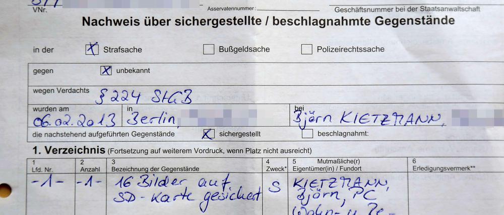 Durchsuchungsprotokoll von Tagesspiegel-Fotograf Björn Kietzmann: "16 Bilder gesichert". Nach dem bundesweiten Einsatz vor einer Woche, stuft die Staatsanwaltschaft in Frankfurt am Main drei von acht Betroffenen inzwischen als Journalisten ein.