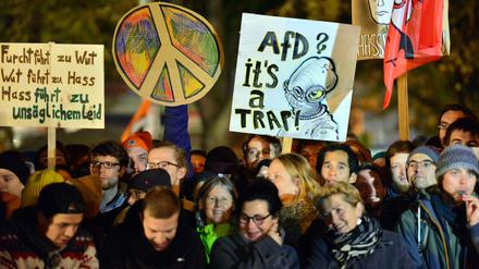 Nicht nur in Berlin wird für und gegen die AfD protestiert: 2.500 Menschen gingen am Mittwoch in Erfurt auf die Straße.