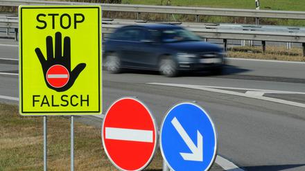Ein Warnschild auf einer Autobahnauffahrt in Bayern (Archivbild).