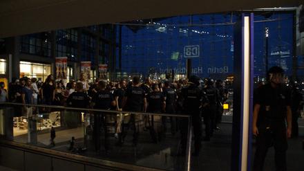 Am Montagabend kam es im Hauptbahnhof zu Ausschreitungen zwischen linken und rechten Demonstranten.