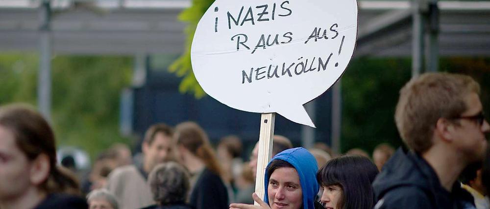 "Nazis raus aus Neukölln": Demonstranten protestieren in der Johannisthaler Chaussee gegen rechtsextreme Gruppierungen.