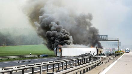 In Flammen. Auf dem südlichen Berliner Ring ist ein Gefahrenguttransport nach einem Unfall in Brand geraten.