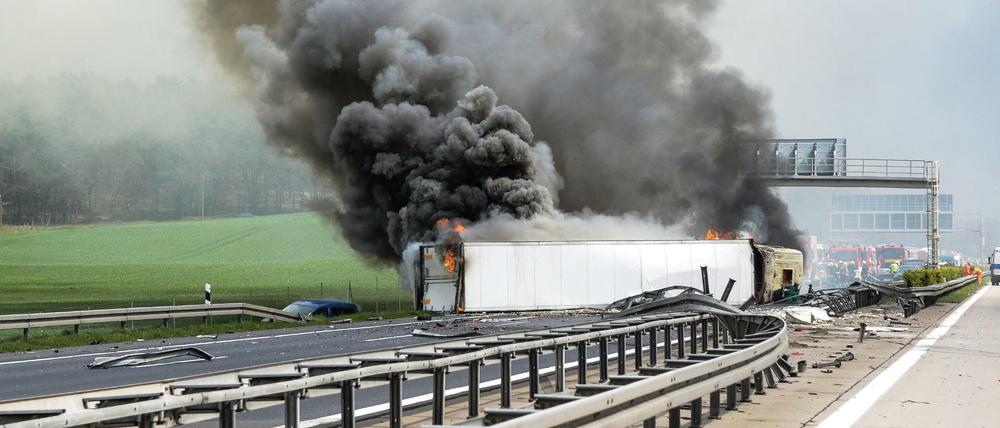 In Flammen. Auf dem südlichen Berliner Ring ist ein Gefahrenguttransport nach einem Unfall in Brand geraten.