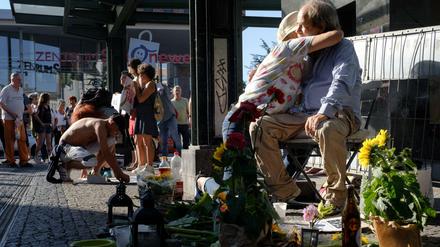 Nach dem Anschlag am  S-Bahnhof Schöneweide hatten Anwohner eine Mahnwache veranstaltet.