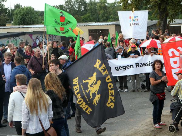 Etwa 350 Bürger haben sich am Dienstagabend zu einer Mahnwache in Nauen eingefunden.