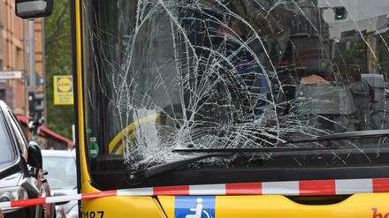 Der BVG-Bus der Linie M29 nach dem Unfall auf der Rudi-Dutschke-Straße