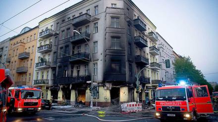 Völlig verrußt. Kaum zu glauben, aber die Bewohner des Hauses an der Warschauer Straße konnten nach dem Feuer in ihre Wohnungen zurückkehren.