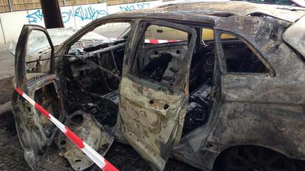 Der Mercedes in der Scherenbergstraße in Prenzlauer Berg brannte in der Nacht vollständig aus.