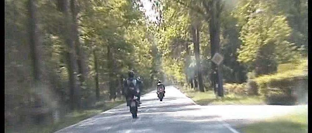 Ausschnitt aus einem Polizeivideo: Es zeigt, wie ein Motorradfahrer bei Tempo 170 auf dem Hinterrad fährt. In Berlin und Brandenburg treibt derzeit ein Raser sein Unwesen, der seine selbstmörderischen Fahrten filmt und auf Youtube veröffentlicht.