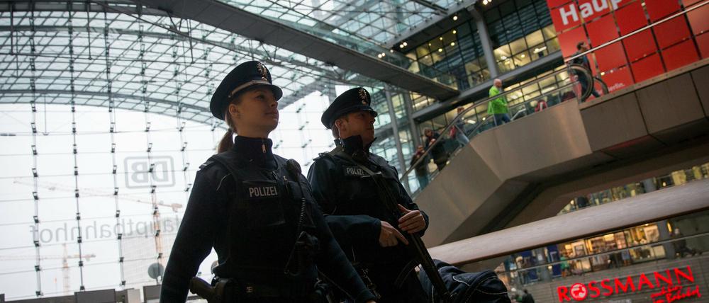 Die Bundespolizei patrouilliert nach den Terroranschlägen in Paris im Berliner Hauptbahnhof mit Maschinenpistolen. Doch auch Taschendiebstahl und "falsche" Bettler haben die Beamten im Blick.