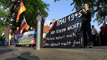 "Wahrheit macht frei" - NPD-Anhänger feiern nicht, sie demonstrieren an dem Ort, an dem die deutsche Kapitulation besiegelt wurde.
