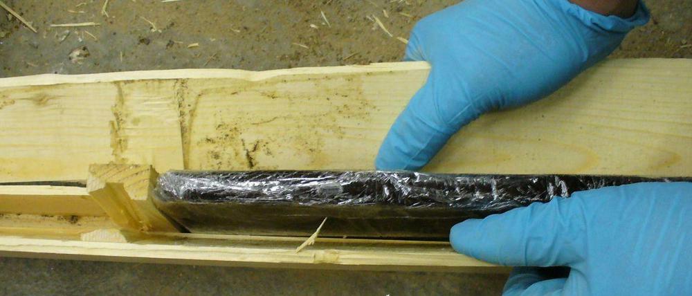 Die Fahnder entdeckten 200 Platten Rohopium, versteckt in ausgehöhlten Holzbrettern. 