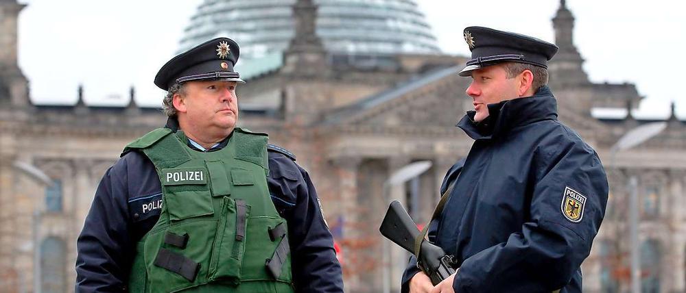 Polizisten patroullieren vor dem Reichstagsgebäude.