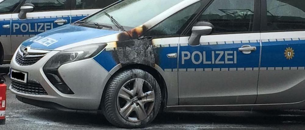 In Kreuzberg verübten Unbekannte einen Brandanschlag auf ein Polizeiauto - während es auf dem Parkplatz der Wache stand.